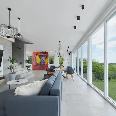 Riverside Pool Villa-sremski Karlovci 斯雷姆斯基卡尔洛夫奇