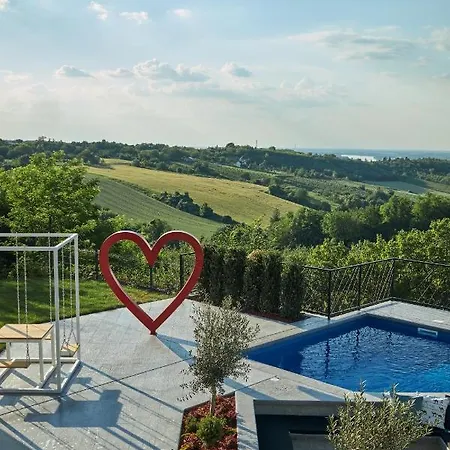 Riverside Pool Villa-sremski Karlovci 斯雷姆斯基卡尔洛夫奇