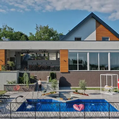 Riverside Pool Villa-sremski Karlovci 别墅 *